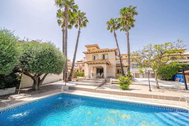 3 makuuhuone Huvila myytävänä paikassa Playa Flamenca, Orihuela mukana uima-altaan 
autotalli - 529 900 € (Ref: 10113388)
