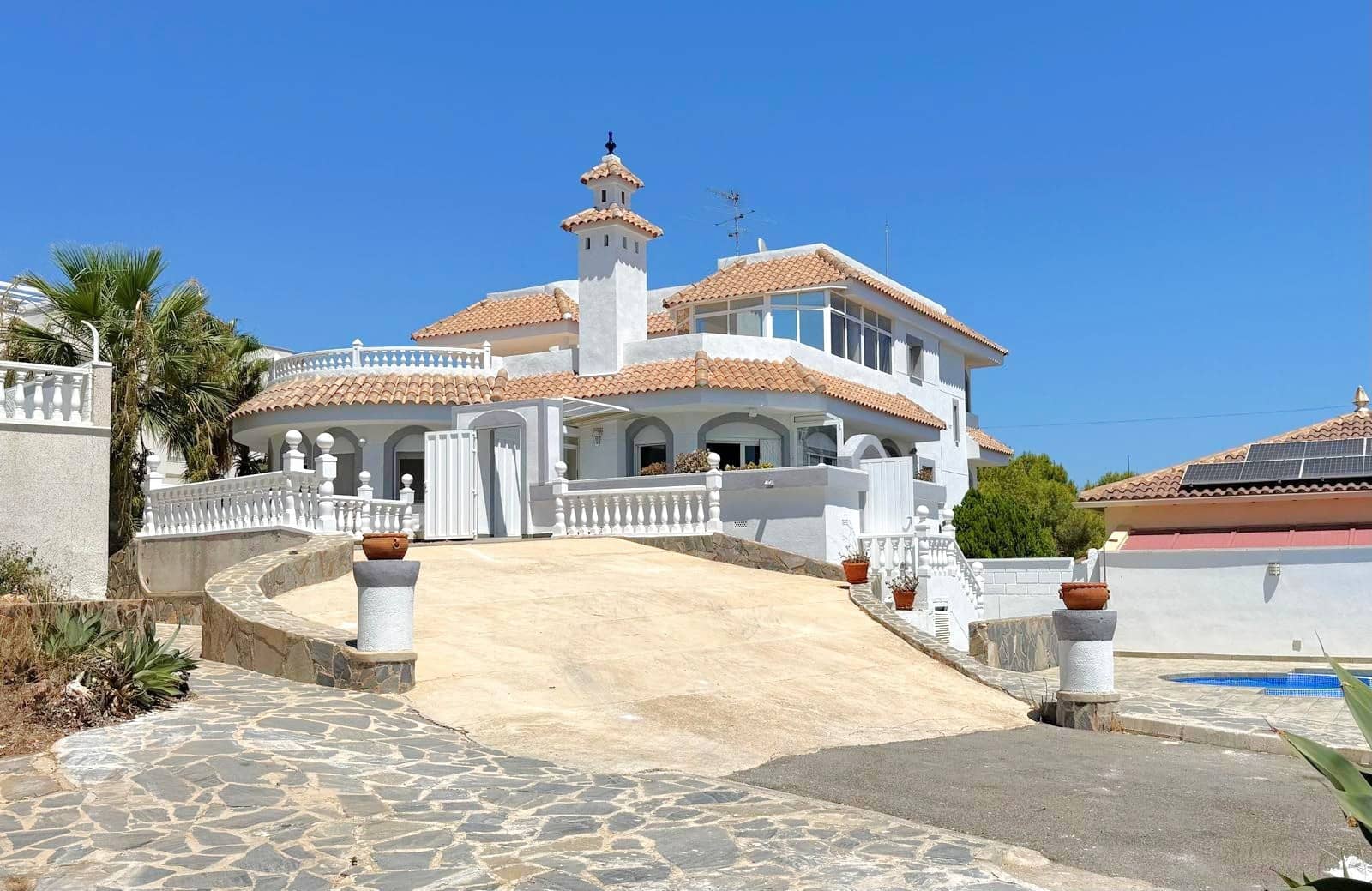 5 bedroom Villa for sale in Villamartin with pool garage - € 990,000 (Ref: 10113390)