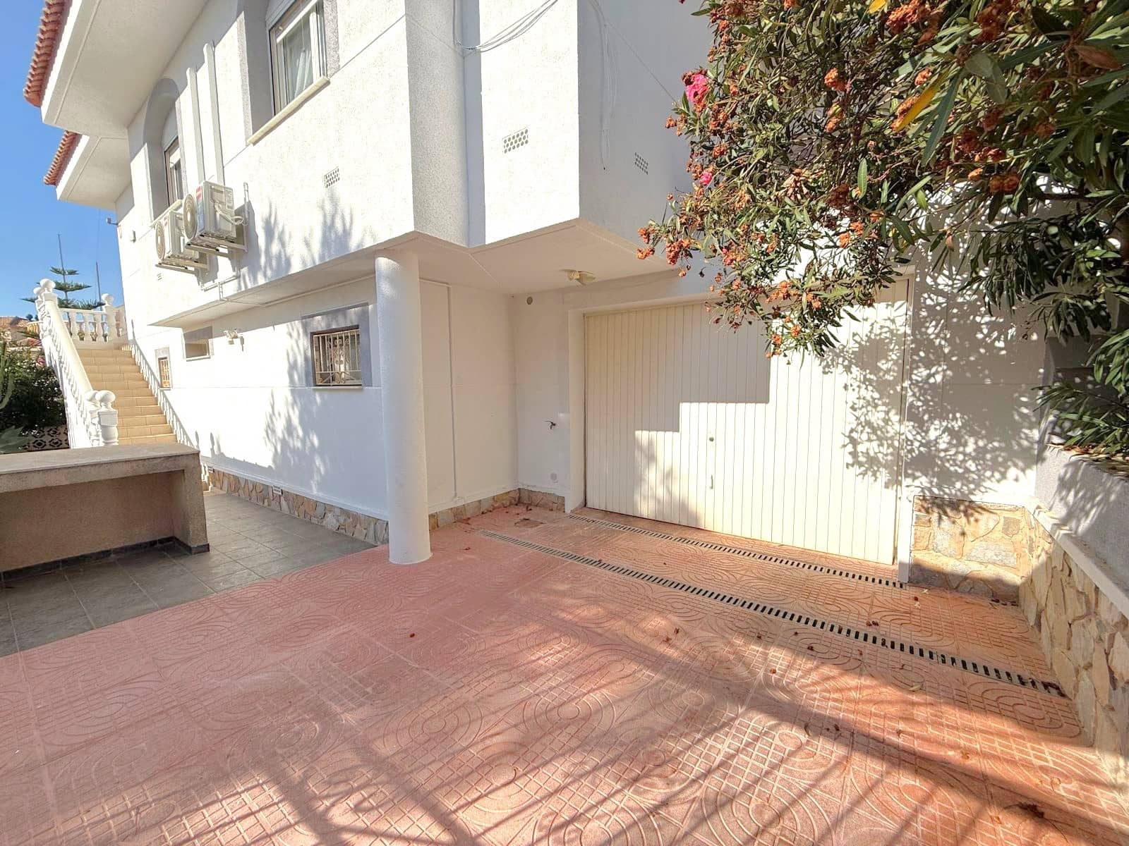 5 bedroom Villa for sale in Villamartin with pool garage - € 990,000 (Ref: 10113390)