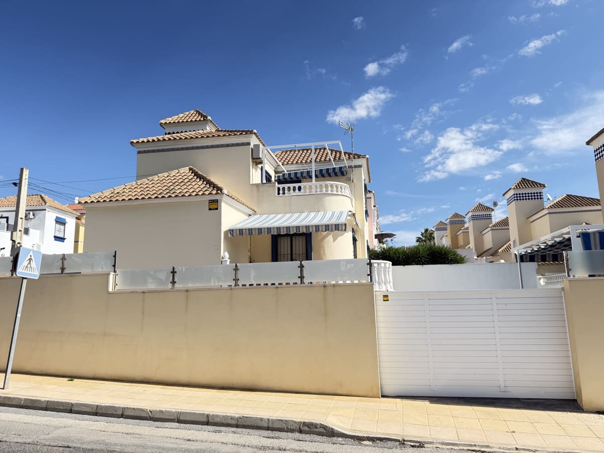 3 bedroom Villa for sale in Villamartin with pool garage - € 364,995 (Ref: 10158377)