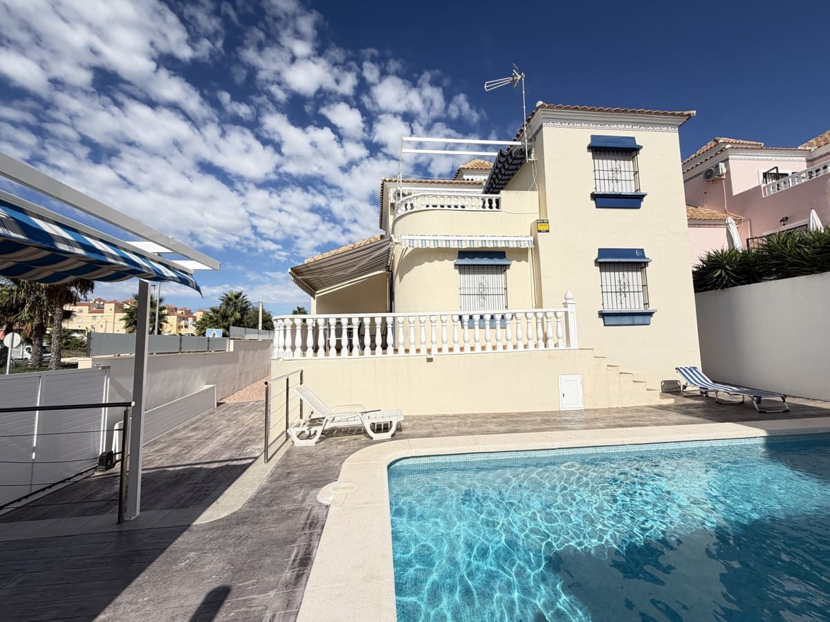 3 bedroom Villa for sale in Villamartin with pool garage - € 364,995 (Ref: 10158377)