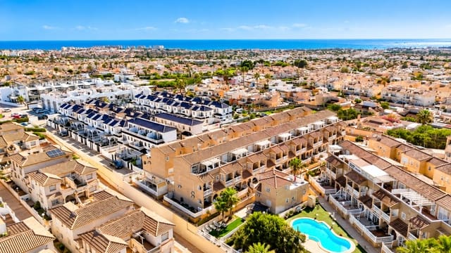 Casa de 3 habitaciones en Playa Flamenca, Orihuela en venta con piscina garaje - 215.000 € (Ref: 10181005)