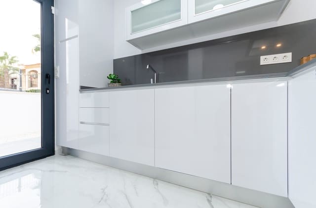 3 bedroom Villa for sale in Torrevieja with pool - € 349,000 (Ref: 8279523)