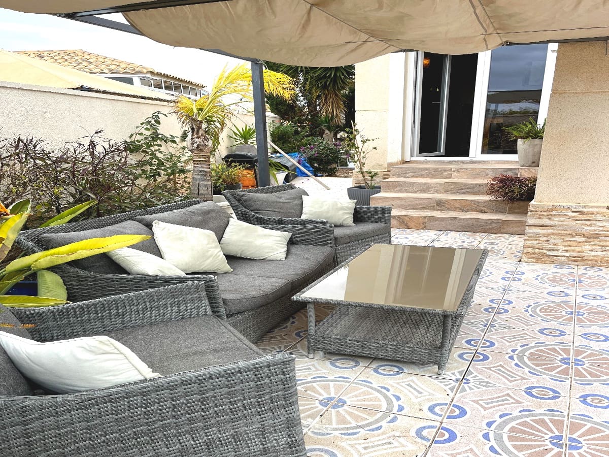 4 makuuhuone Huvila myytävänä paikassa Playa Flamenca mukana uima-altaan 
autotalli - 399 000 € (Ref: 8279702)