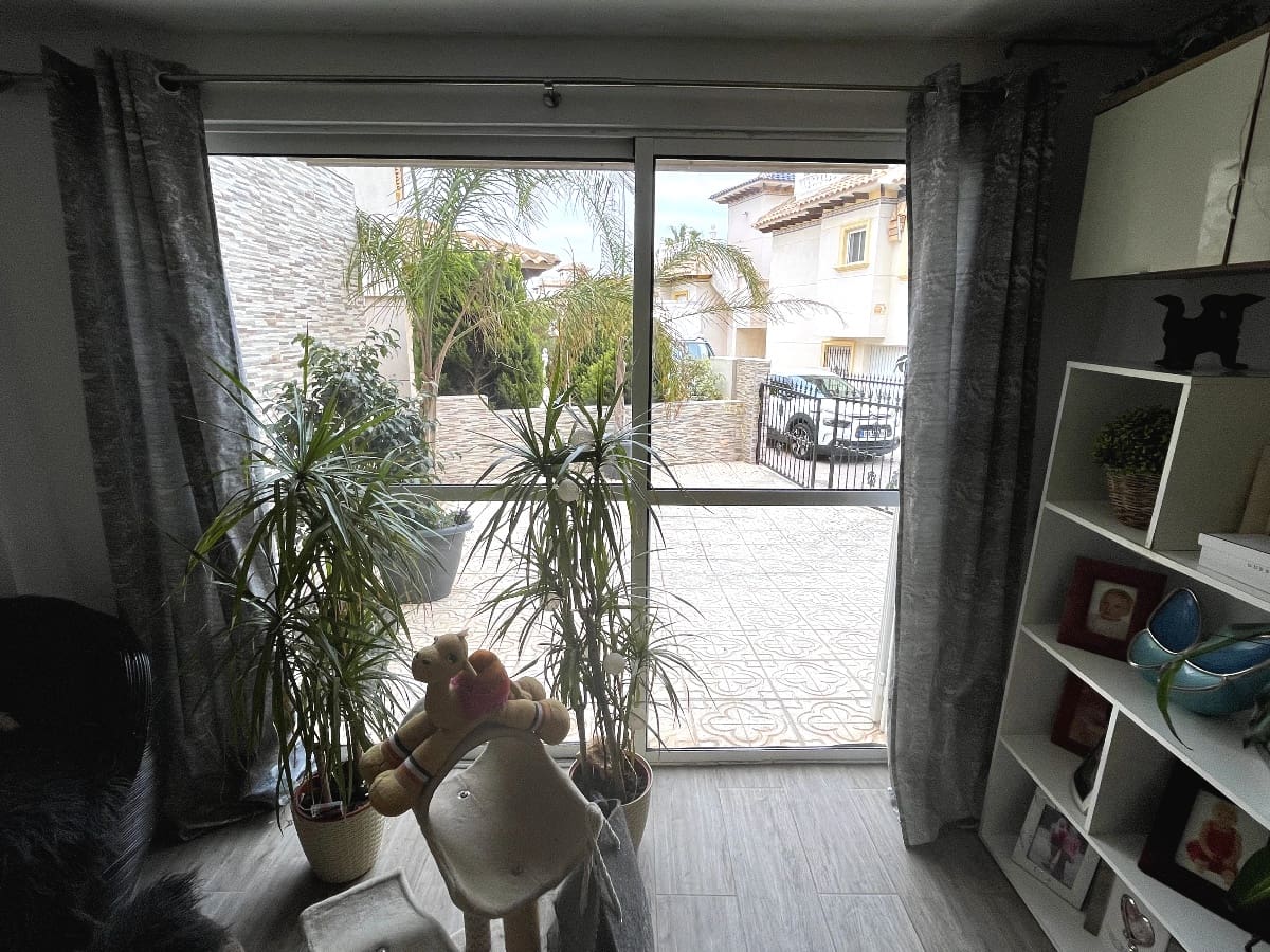 4 makuuhuone Huvila myytävänä paikassa Playa Flamenca mukana uima-altaan 
autotalli - 399 000 € (Ref: 8279702)