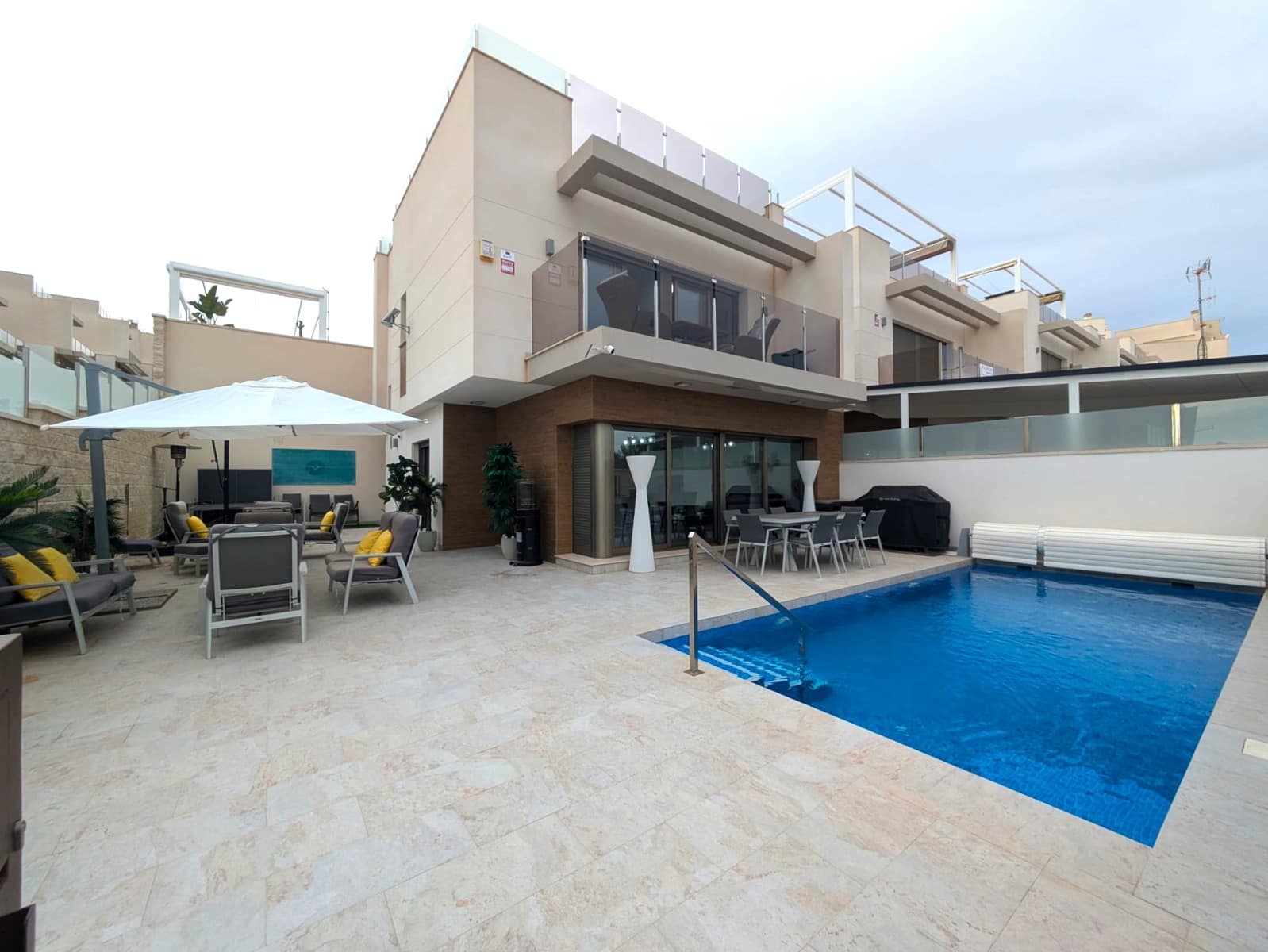 4 soveværelse Villa til salg i Villamartin med swimmingpool garage - € 625.000 (Ref: 8774056)