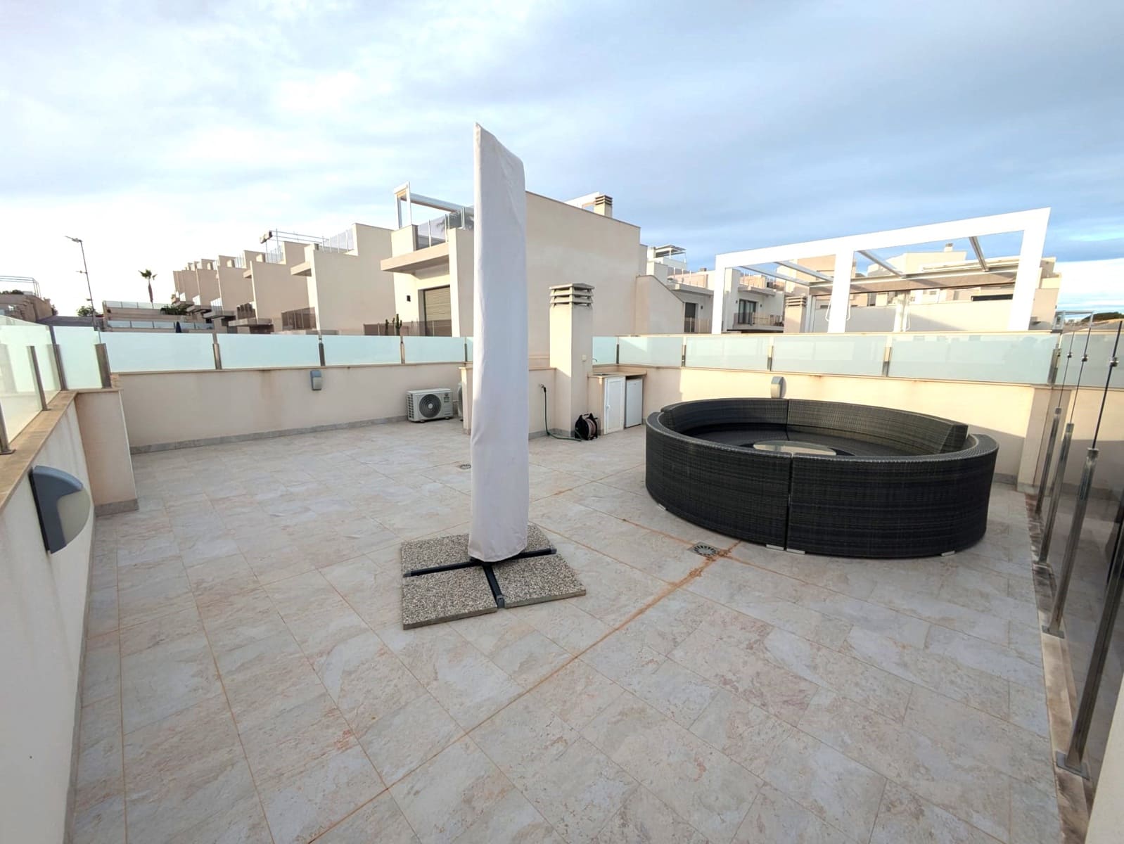 4 soveværelse Villa til salg i Villamartin med swimmingpool garage - € 625.000 (Ref: 8774056)