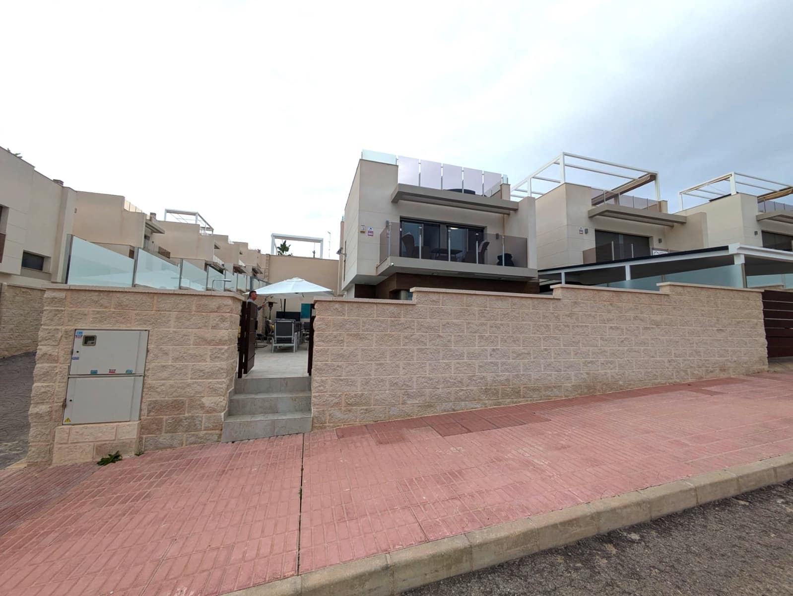 4 soveværelse Villa til salg i Villamartin med swimmingpool garage - € 625.000 (Ref: 8774056)