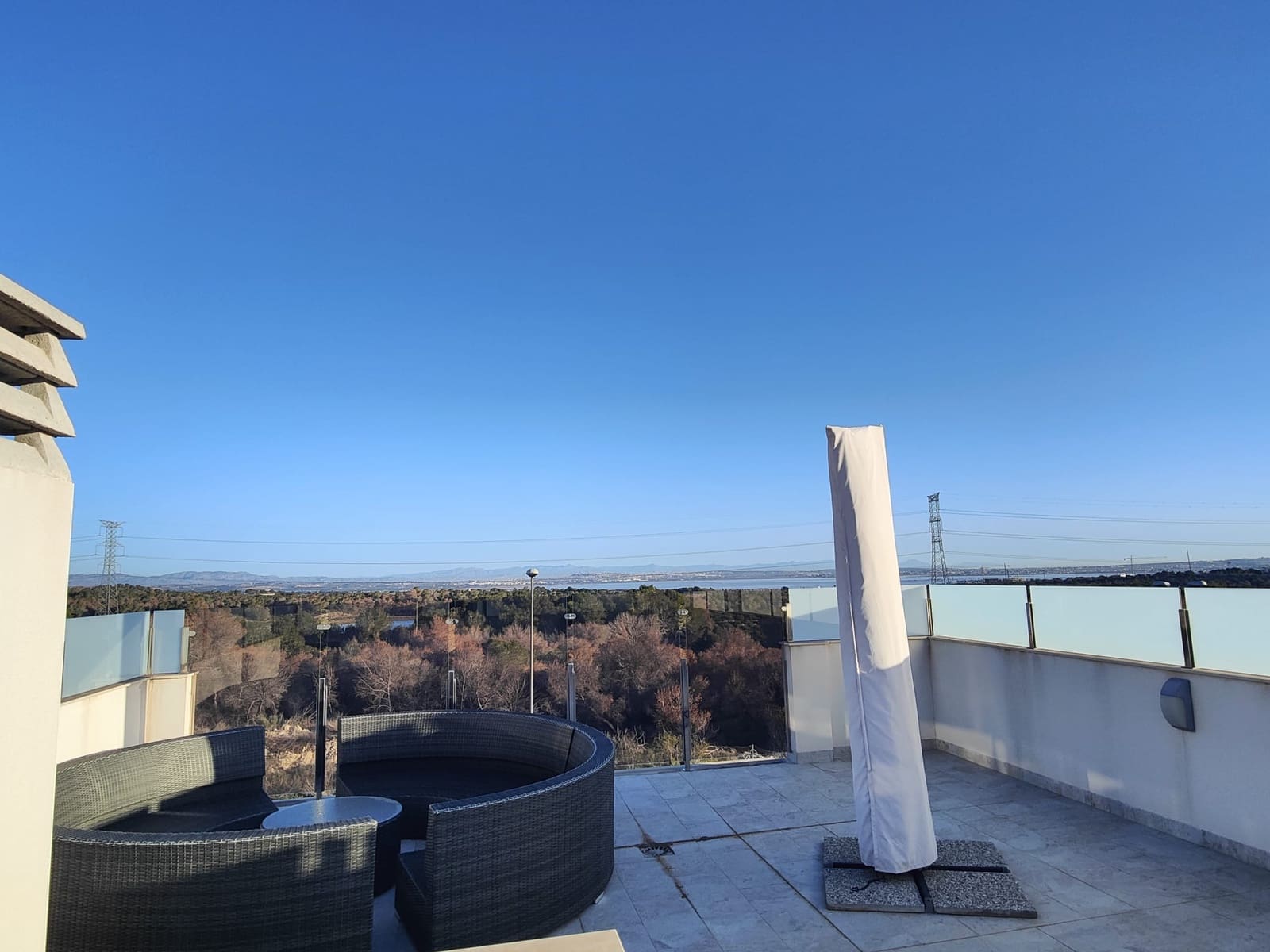 Huvila myytävänä paikassa Villamartin mukana uima-altaan 
autotalli - 625 000 € (Ref: 8774056)