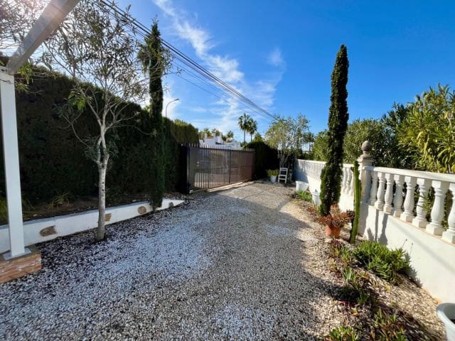 4 bedroom Villa for sale in Villamartin with pool garage - € 879,000 (Ref: 8968948)