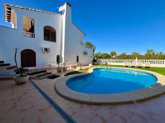 4 soveværelse Villa til salg i Villamartin, Orihuela med swimmingpool garage - € 879.000 (Ref: 8968948)