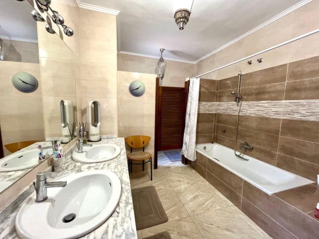 4 bedroom Villa for sale in Villamartin with pool garage - € 879,000 (Ref: 8968948)