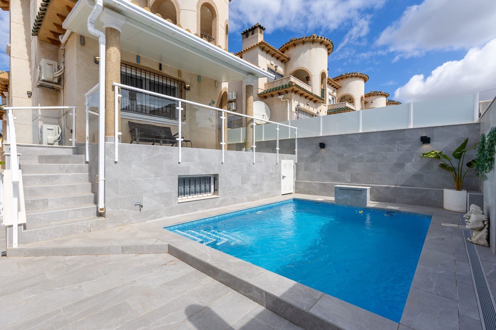 4 soveværelse Villa til salg i Orihuela Costa med swimmingpool - € 325.000 (Ref: 8973316)
