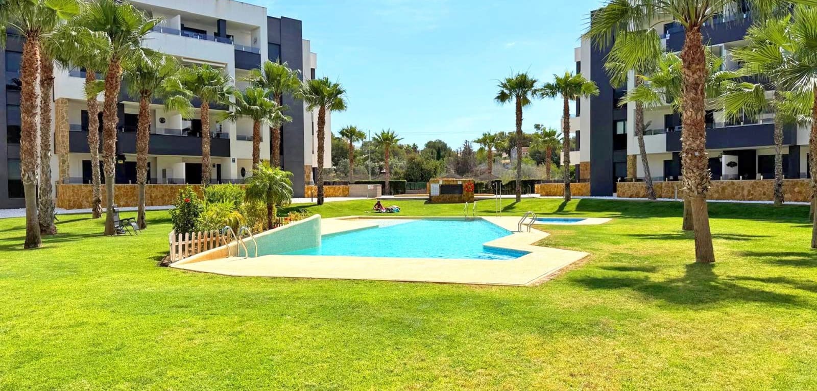 2 bedroom Apartment for sale in Torrevieja with pool garage - € 264,950 (Ref: 9015634)