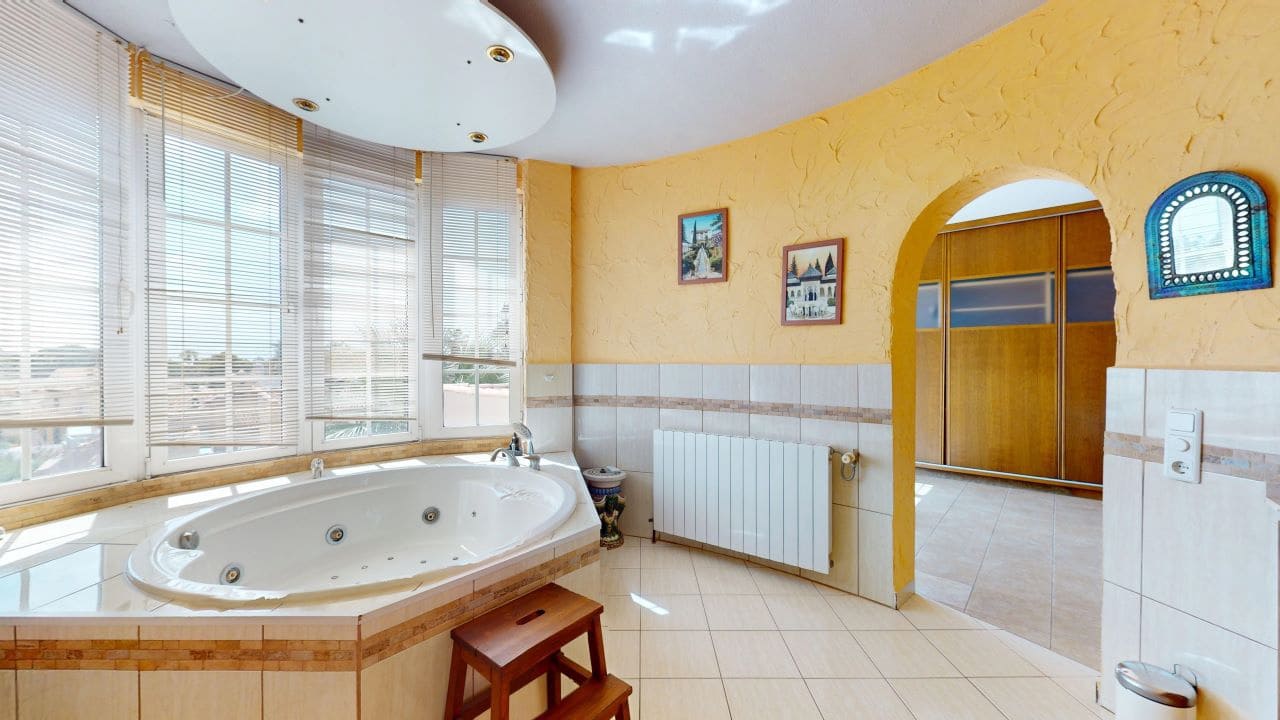 5 sovrum Villa till salu i La Zenia med pool garage - 750 000 € (Ref: 9103717)