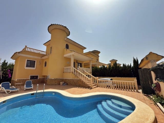 4 soverom Villa til salgs i Villamartin, Orihuela med svømmebasseng garasje - € 355 000 (Ref: 9146040)