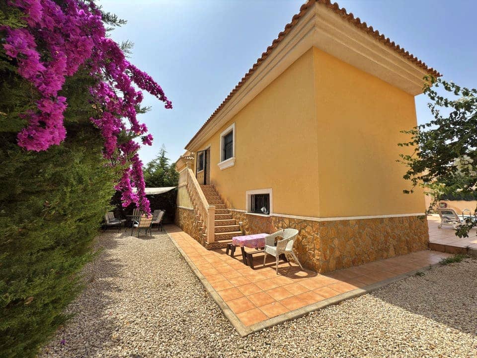 4 soveværelse Villa til salg i Villamartin med swimmingpool garage - € 355.000 (Ref: 9146040)