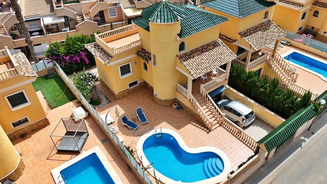 4 soveværelse Villa til salg i Villamartin med swimmingpool garage - € 355.000 (Ref: 9146040)