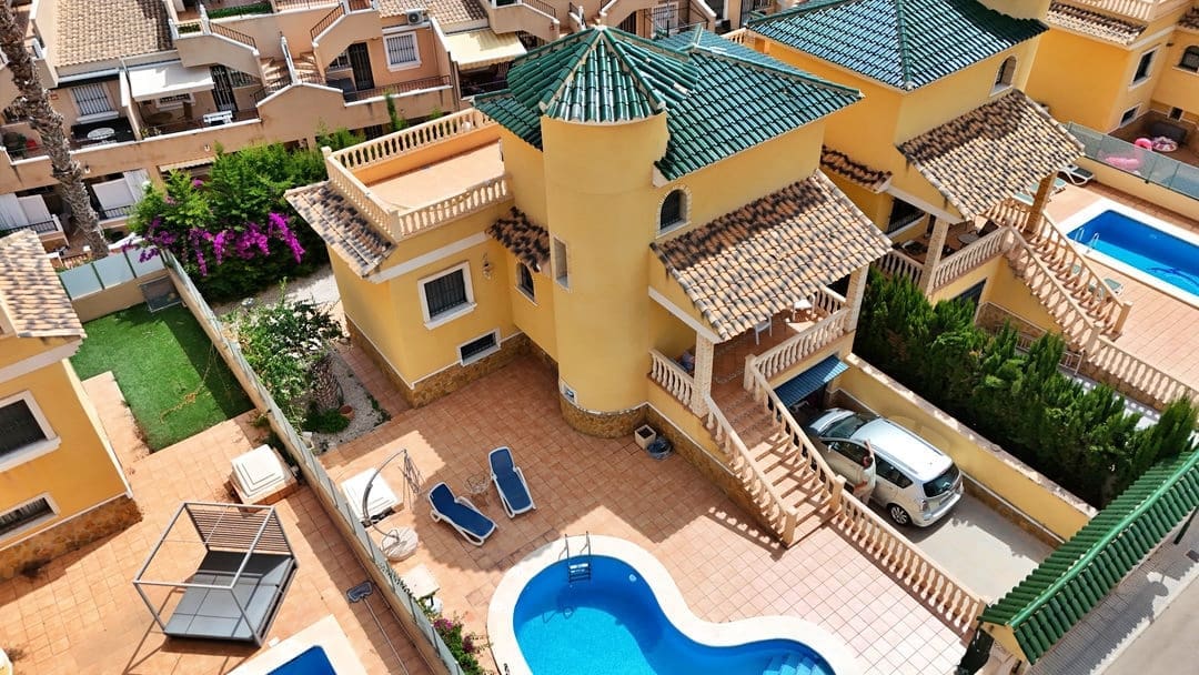 4 soveværelse Villa til salg i Villamartin med swimmingpool garage - € 355.000 (Ref: 9146040)