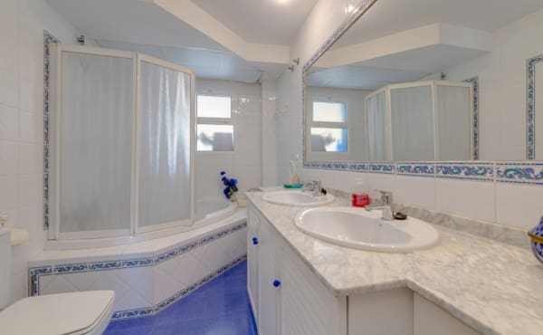 6 makuuhuone Huvila myytävänä paikassa Dehesa de Campoamor, Orihuela mukana uima-altaan - 725 000 € (Ref: 9175664)