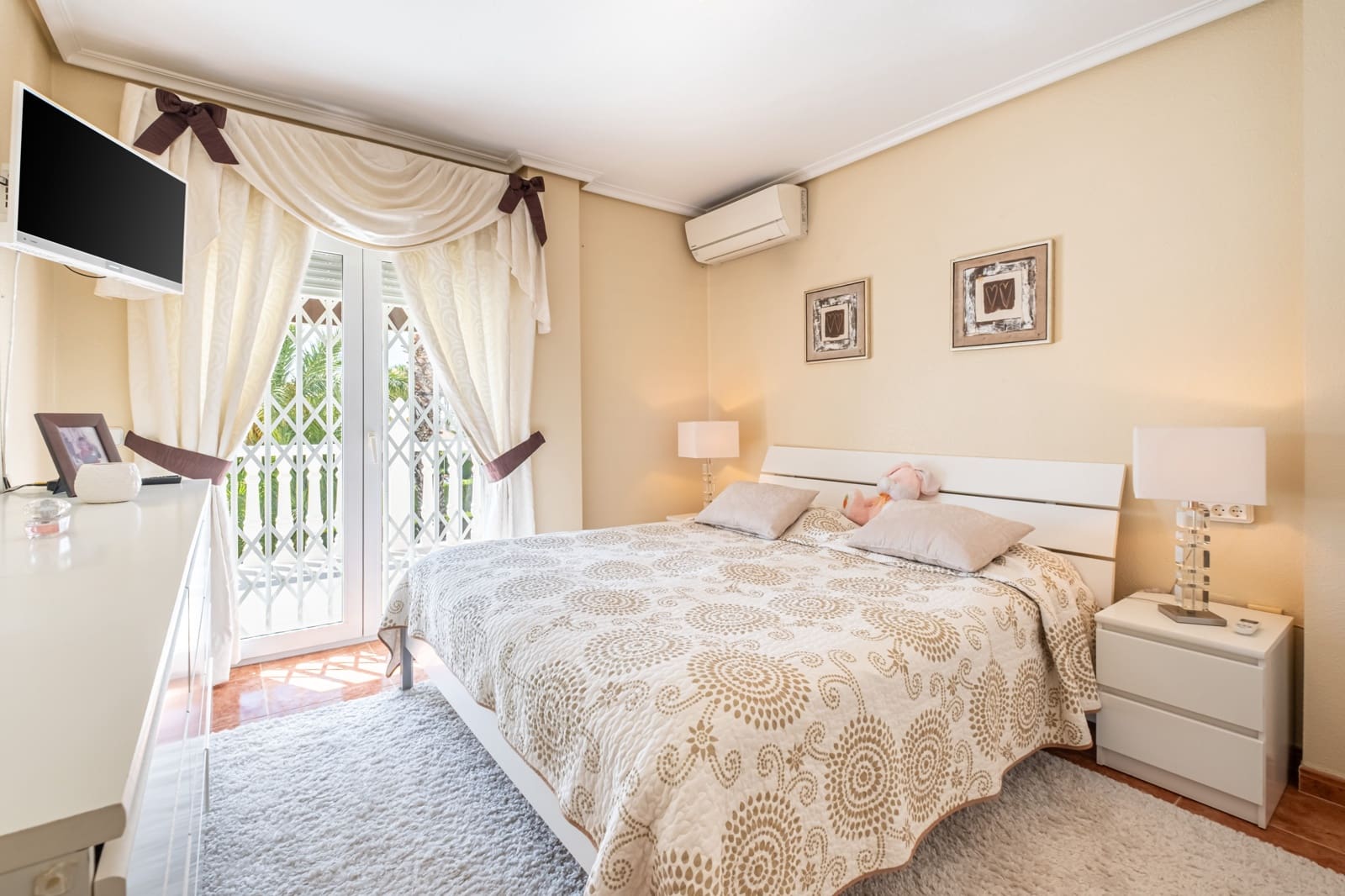 5 Zimmer Villa zu verkaufen in Playa Flamenca mit Pool Garage - 790.000 € (Ref: 9186110)