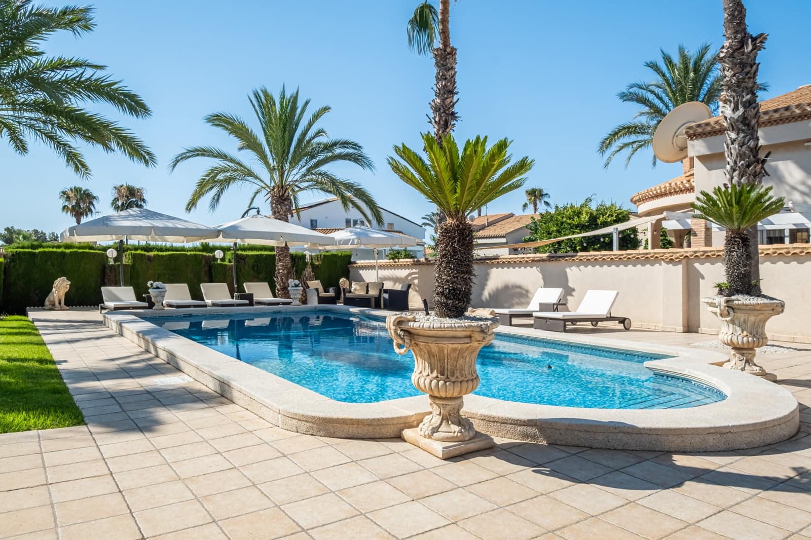 5 Zimmer Villa zu verkaufen in Playa Flamenca mit Pool Garage - 790.000 € (Ref: 9186110)