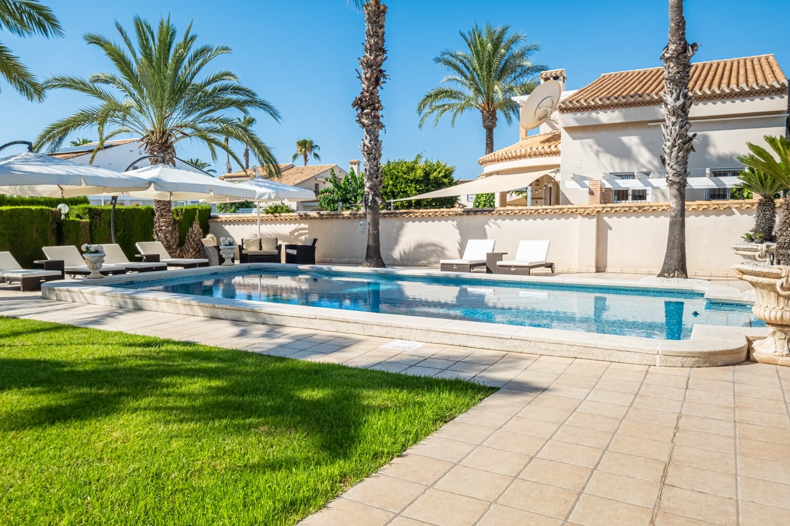 5 Zimmer Villa zu verkaufen in Playa Flamenca mit Pool Garage - 790.000 € (Ref: 9186110)