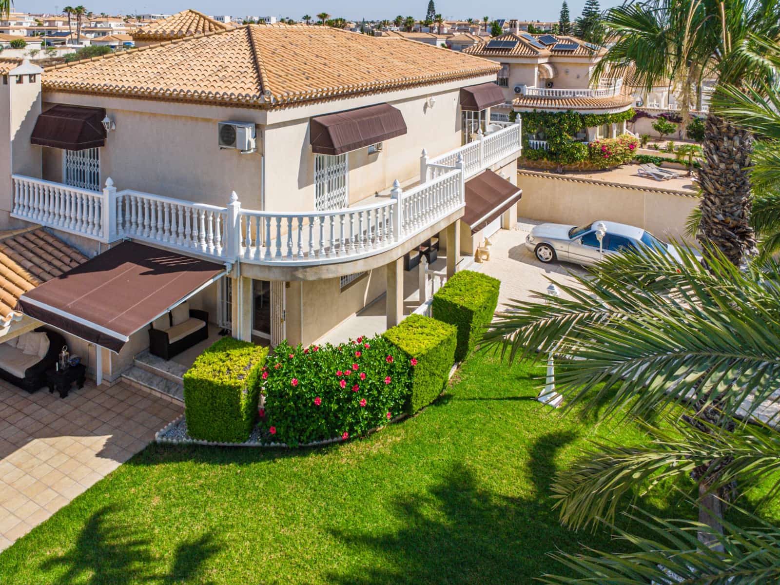 5 Zimmer Villa zu verkaufen in Playa Flamenca mit Pool Garage - 790.000 € (Ref: 9186110)