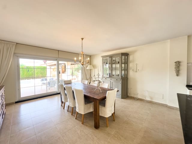 4 makuuhuone Huvila myytävänä paikassa Playa Flamenca, Orihuela mukana uima-altaan 
autotalli - 930 000 € (Ref: 9186178)