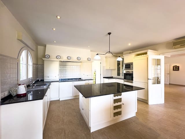 4 makuuhuone Huvila myytävänä paikassa Playa Flamenca, Orihuela mukana uima-altaan 
autotalli - 930 000 € (Ref: 9186178)