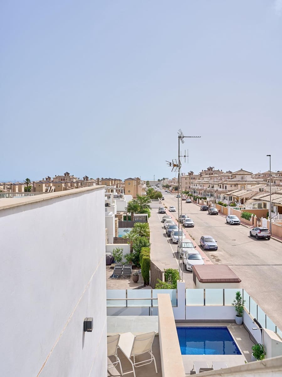 3 soveværelse Villa til salg i Orihuela Costa med swimmingpool garage - € 499.000 (Ref: 9197043)