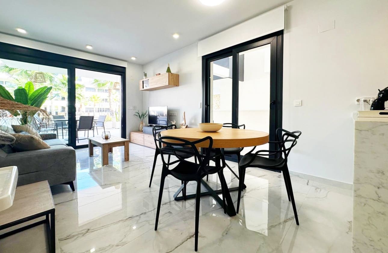 2 soveværelse Lejlighed til salg i Orihuela Costa med swimmingpool garage - € 299.000 (Ref: 9309002)