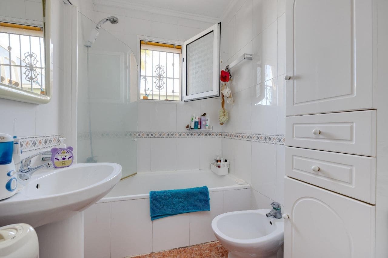 4 bedroom Townhouse for sale in La Florida with pool garage - € 209,900 (Ref: 9309156)