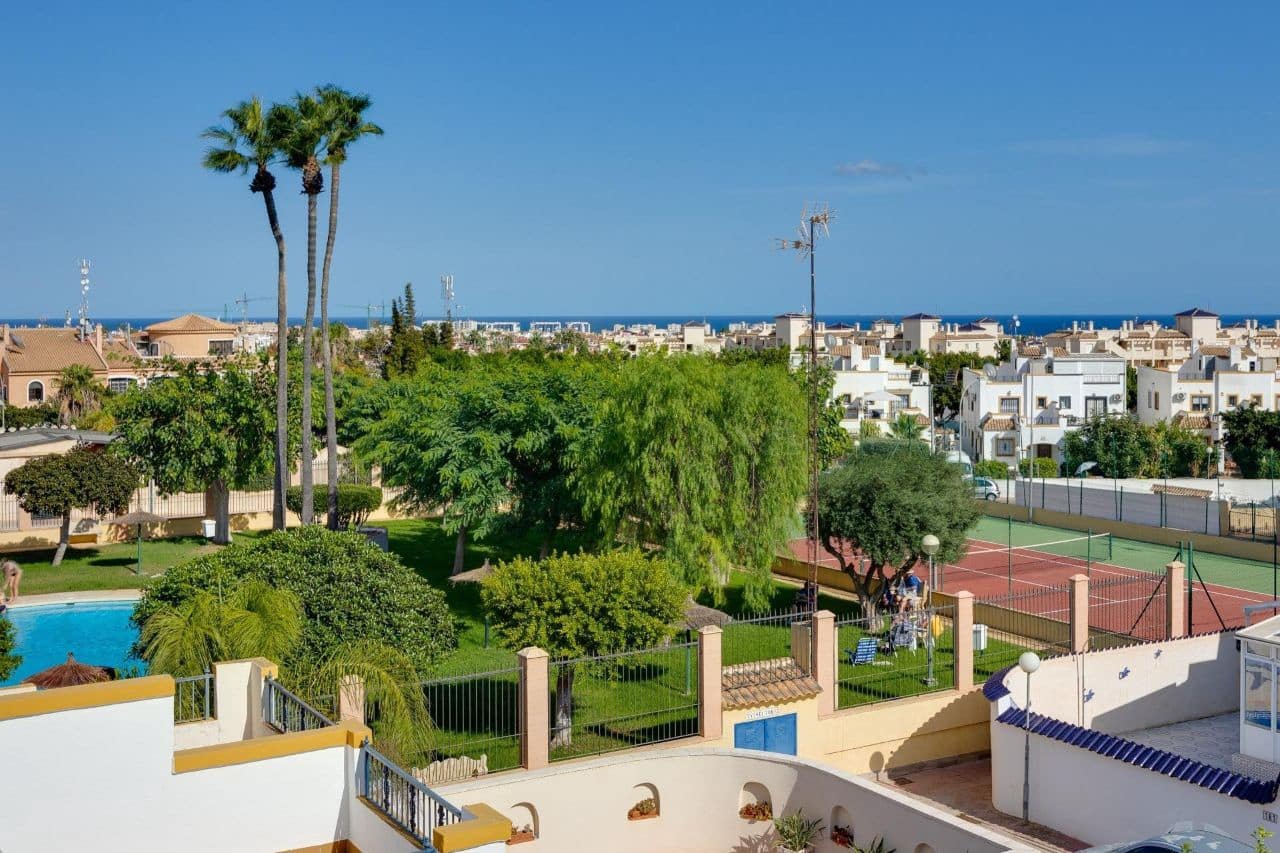 4 bedroom Townhouse for sale in La Florida with pool garage - € 209,900 (Ref: 9309156)