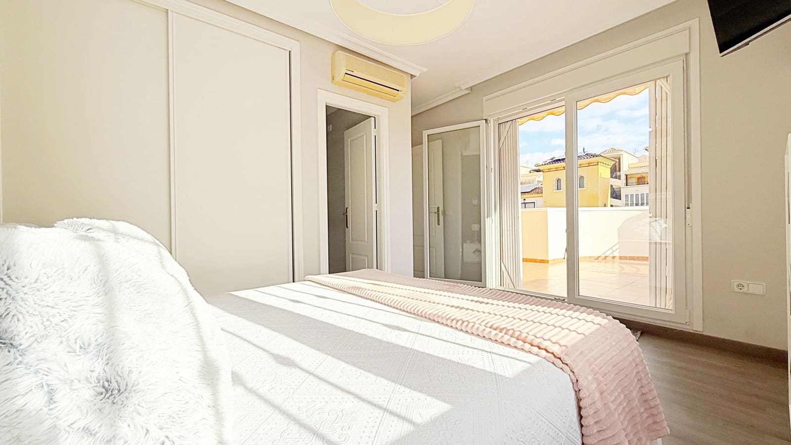 3 sypialnia Dom na sprzedaż w Torrevieja z basenem garażem - 310 000 € (Ref: 9318185)