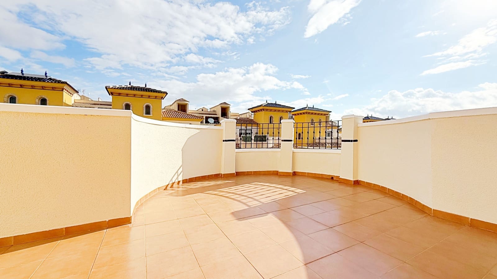 3 sypialnia Dom na sprzedaż w Torrevieja z basenem garażem - 310 000 € (Ref: 9318185)