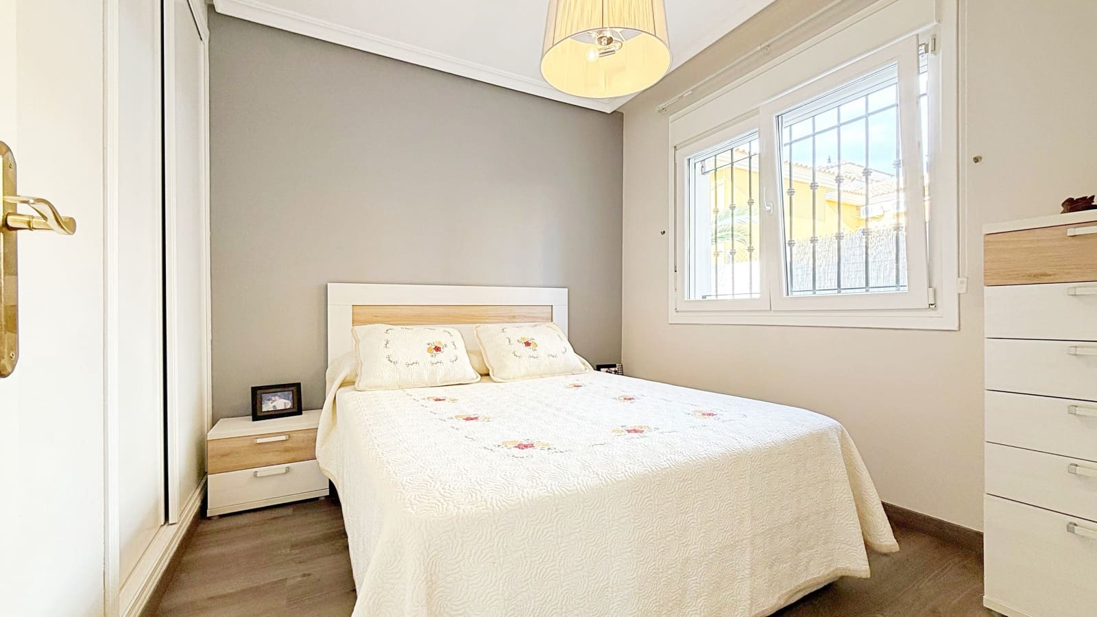 3 sypialnia Dom na sprzedaż w Torrevieja z basenem garażem - 310 000 € (Ref: 9318185)