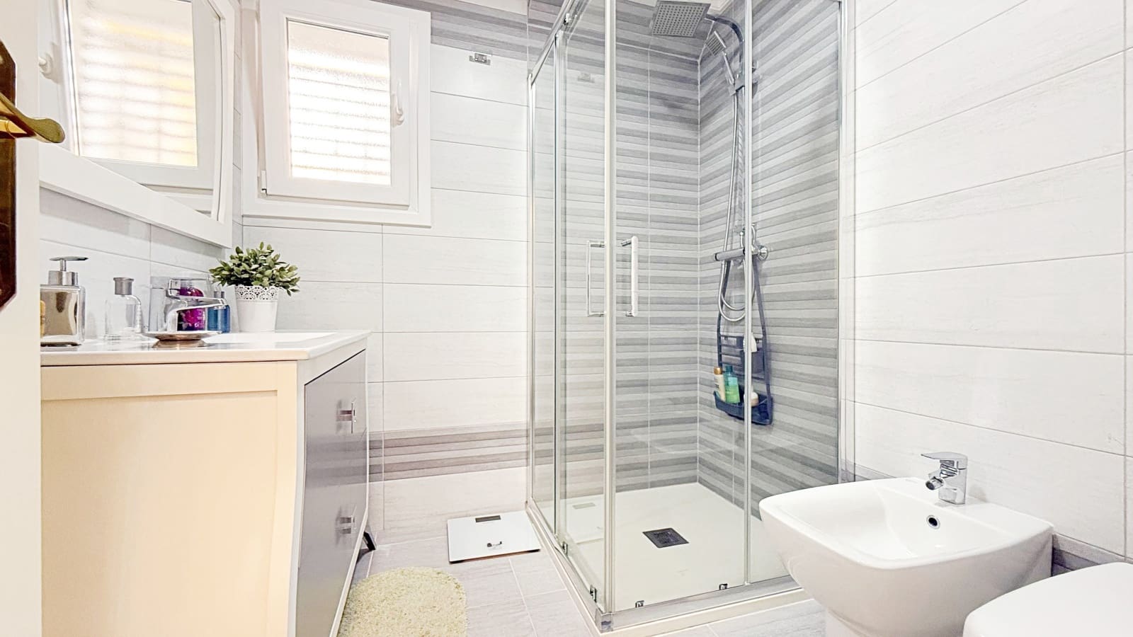 3 sypialnia Dom na sprzedaż w Torrevieja z basenem garażem - 310 000 € (Ref: 9318185)