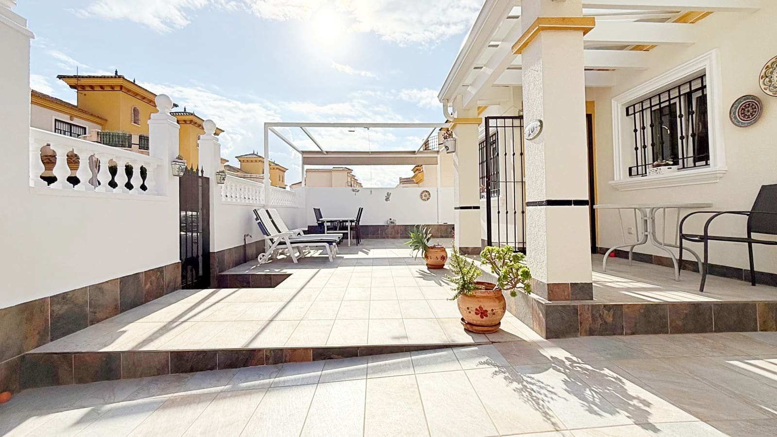 3 sypialnia Dom na sprzedaż w Torrevieja z basenem garażem - 310 000 € (Ref: 9318185)