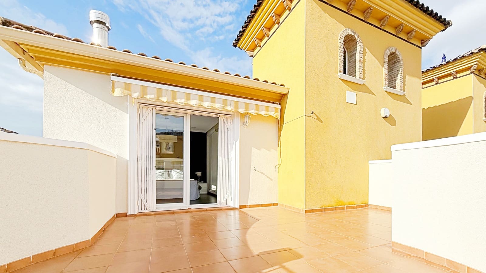 3 sypialnia Dom na sprzedaż w Torrevieja z basenem garażem - 310 000 € (Ref: 9318185)