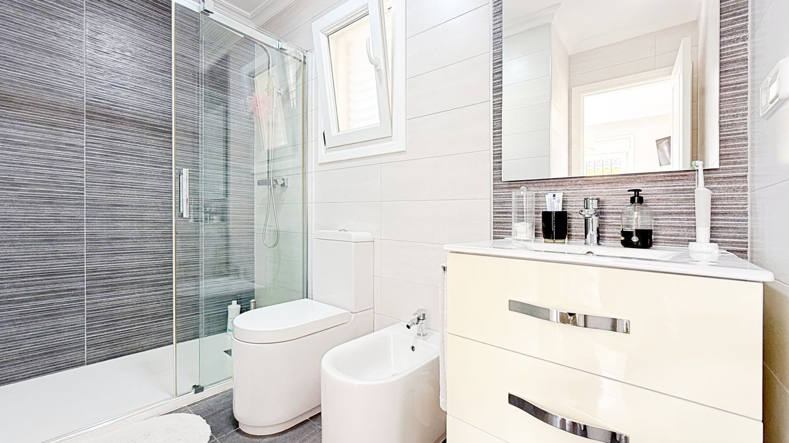 3 sypialnia Dom na sprzedaż w Torrevieja z basenem garażem - 310 000 € (Ref: 9318185)