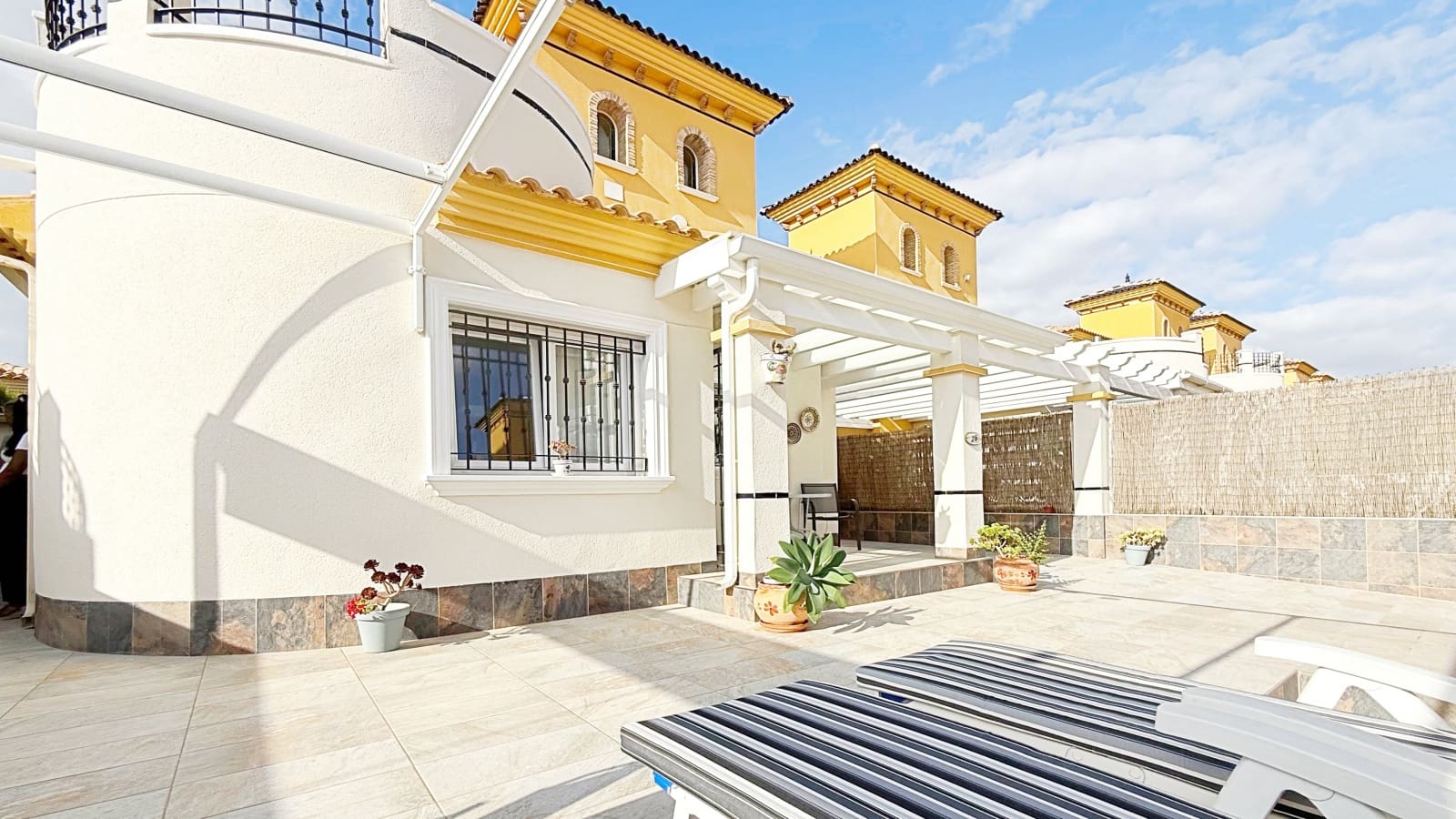 3 sypialnia Dom na sprzedaż w Torrevieja z basenem garażem - 310 000 € (Ref: 9318185)
