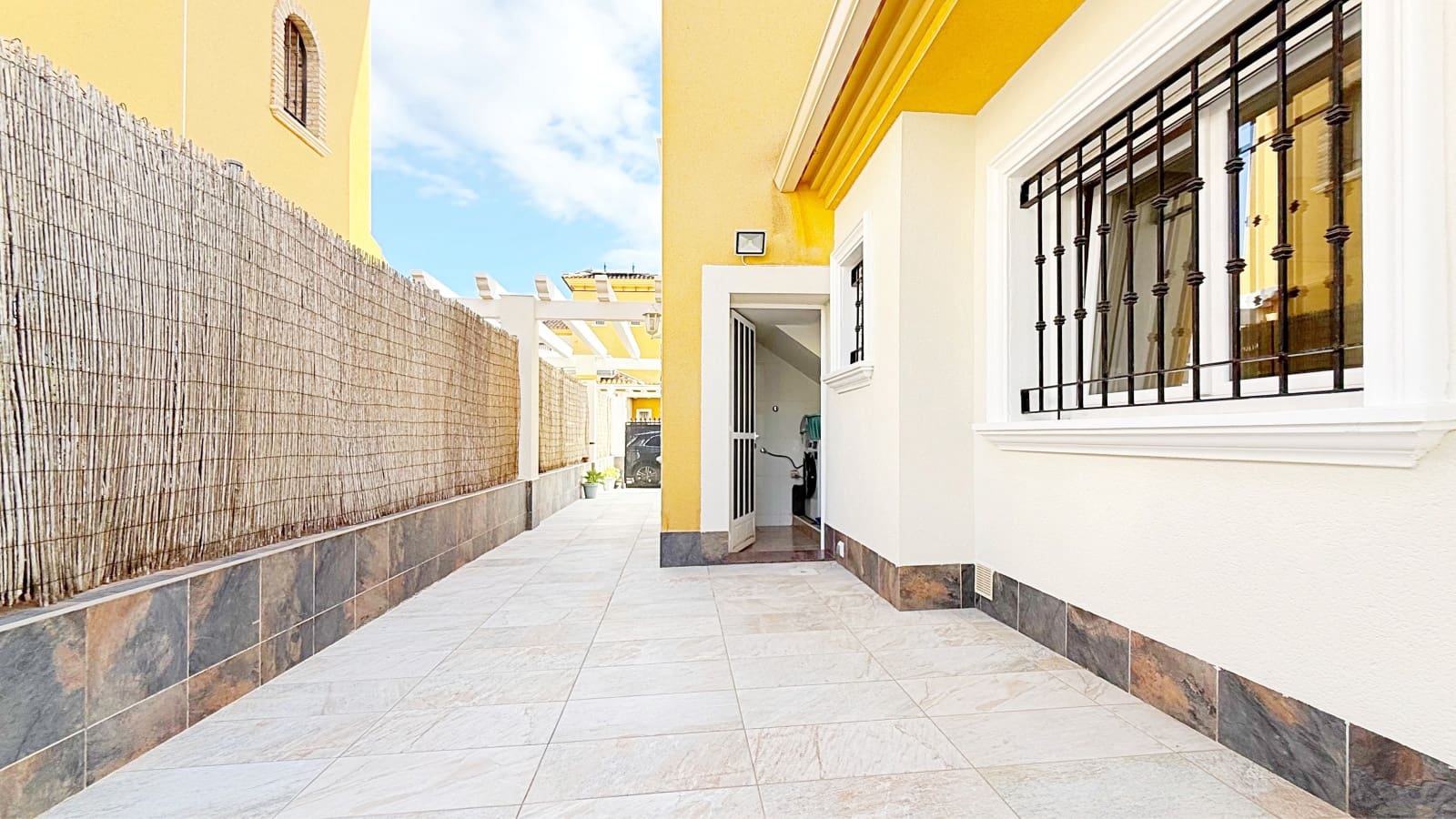 3 sypialnia Dom na sprzedaż w Torrevieja z basenem garażem - 310 000 € (Ref: 9318185)