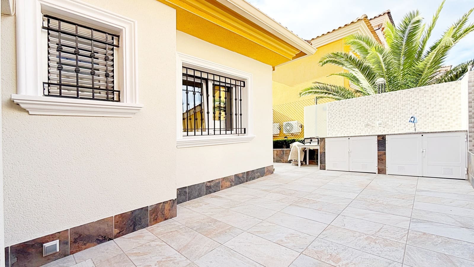 3 sypialnia Dom na sprzedaż w Torrevieja z basenem garażem - 310 000 € (Ref: 9318185)
