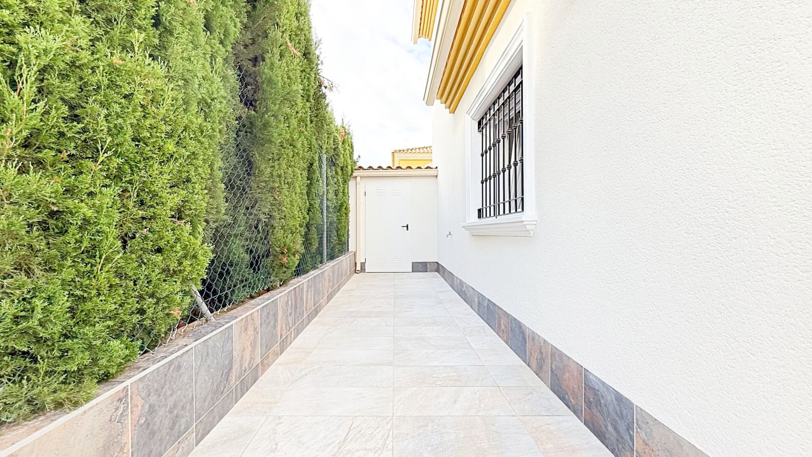 3 sypialnia Dom na sprzedaż w Torrevieja z basenem garażem - 310 000 € (Ref: 9318185)