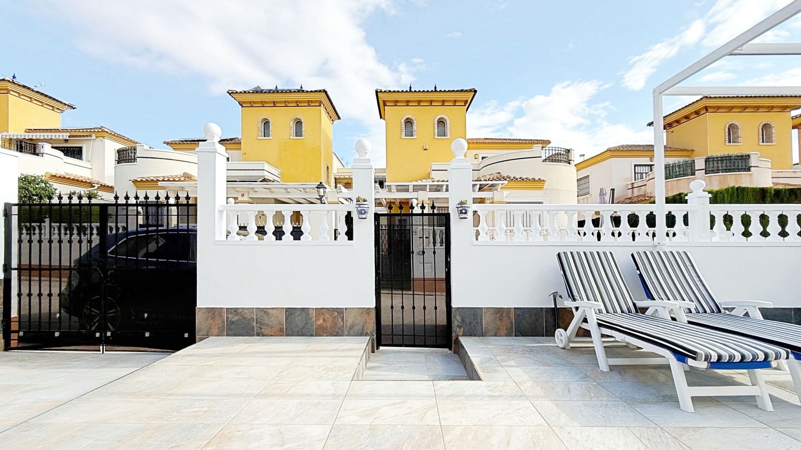 3 sypialnia Dom na sprzedaż w Torrevieja z basenem garażem - 310 000 € (Ref: 9318185)