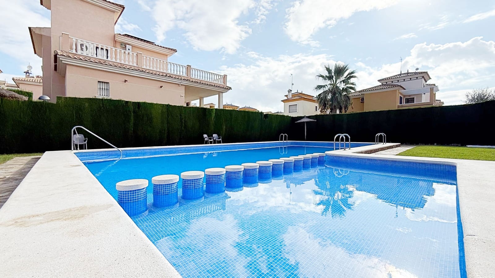 3 sypialnia Dom na sprzedaż w Torrevieja z basenem garażem - 310 000 € (Ref: 9318185)