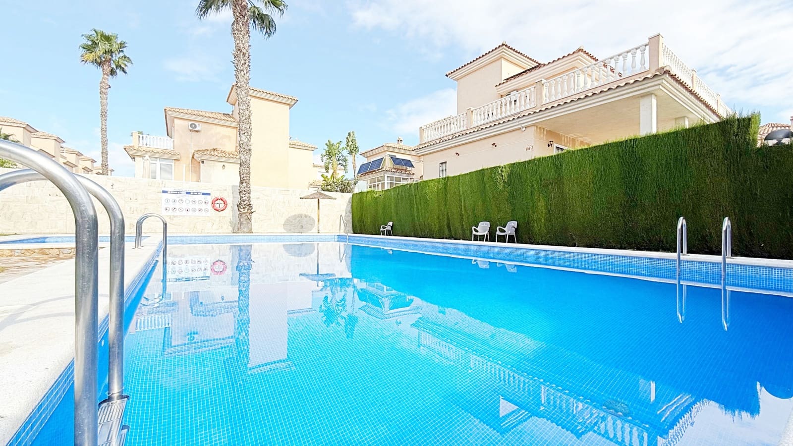 3 sypialnia Dom na sprzedaż w Torrevieja z basenem garażem - 310 000 € (Ref: 9318185)