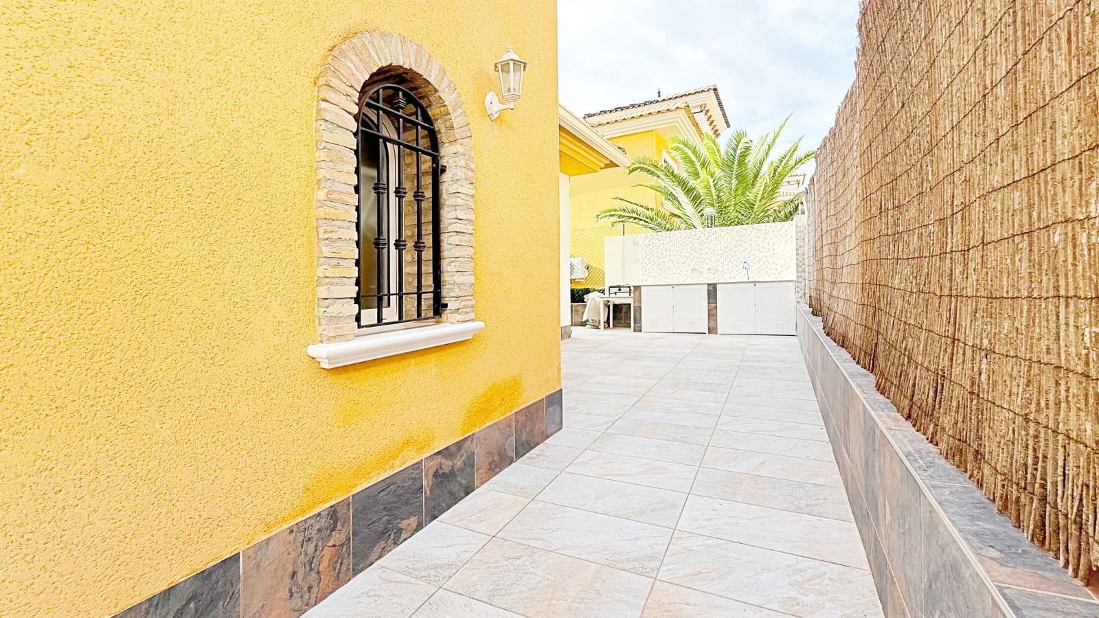 3 sypialnia Dom na sprzedaż w Torrevieja z basenem garażem - 310 000 € (Ref: 9318185)