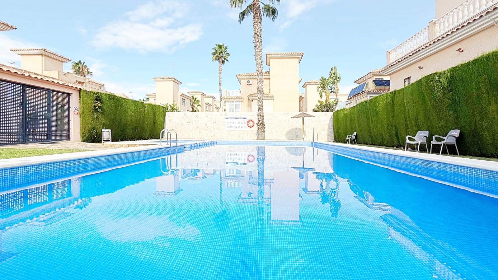 3 sypialnia Dom na sprzedaż w Torrevieja z basenem garażem - 310 000 € (Ref: 9318185)